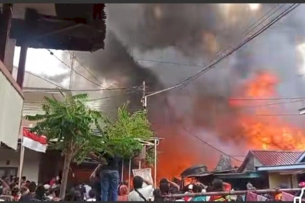 Kebakaran Hebat Melanda Permukiman Padat Penduduk di Desa Sorowako Lutim