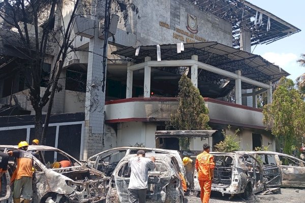 Polisi Rekonstruksi Kasus Pembakaran DPRD Makassar