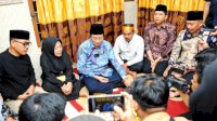 Menag Sampaikan Duka Cita Presiden saat Takziah ke Rumah Almarhum Abay, Staf Humas DPRD Makassar yang Tewas Saat Gedung Dibakar&nbsp;