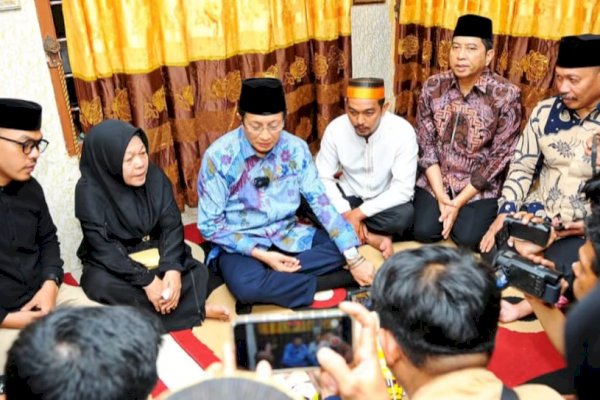Menag Sampaikan Duka Cita Presiden saat Takziah ke Rumah Almarhum Abay, Staf Humas DPRD Makassar yang Tewas Saat Gedung Dibakar 