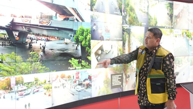 Wali Kota Makassar, Munafri Arifuddin, memantau langsung situasi demonstrasi, melalui ruang kontrol War Room di lantai 9 Kantor Balai Kota Makassar.