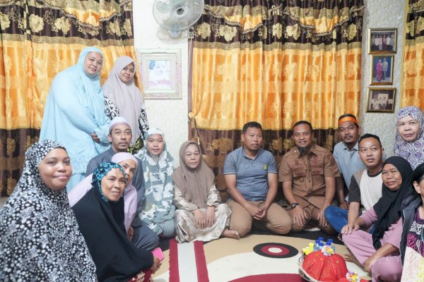 Kunjungi Rumah Duka Abay, Gubernur Sulsel Beri Bantuan untuk Ringankan Beban-Moril  Keluarga