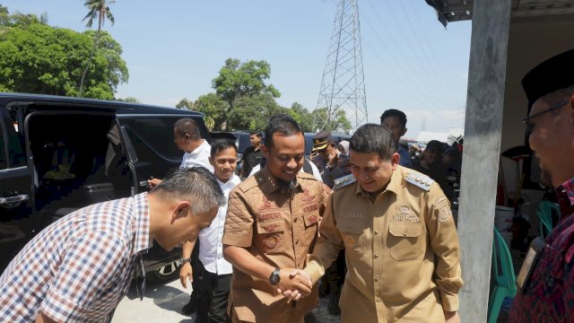 Wali Kota Makassar, Munafri Arifuddin, mendampingi Gubernur Sulawesi Selatan, Andi Sudirman Sulaiman menyerahkan santunan bantuan kepada keluarga almarhum Syaiful Akbar.