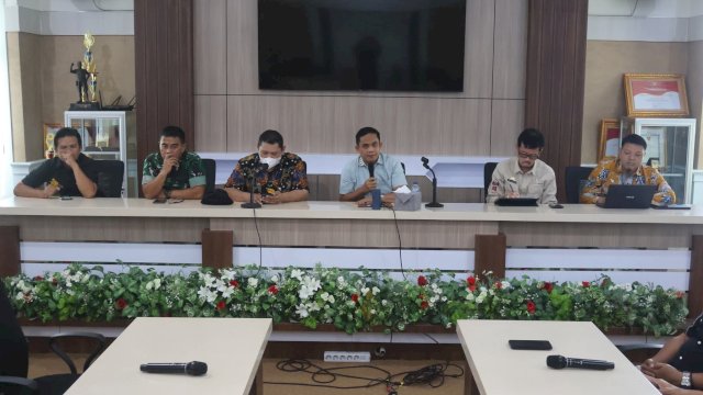 Wakil Bupati Pinrang Sudirman Bungi, saat memimpin rapat koordinasi lintas sektor TPID Pinrang.