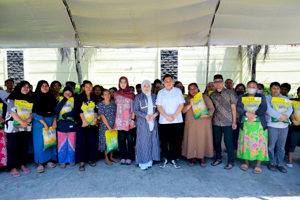 Wagub Sulsel Fatmawati Rusdi Bareng Pimpinan DPRD Berbagi Jumat Berkah Pasca Kebakaran Gedung DPRD Sulsel