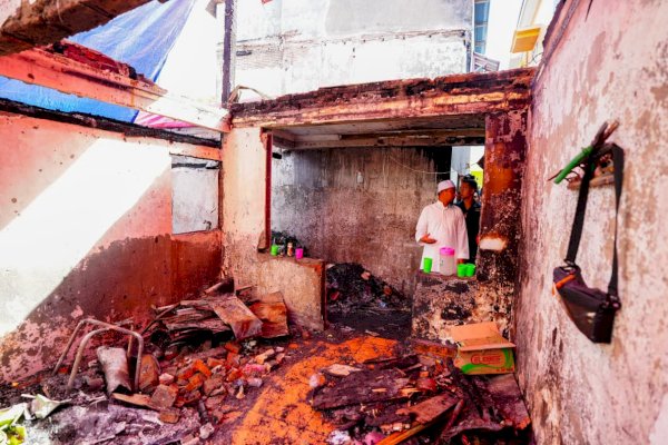 Gubernur Sulsel Tinjau Lokasi Kebakaran di Jalan Baji Dakka, Serahkan Santunan untuk Korban