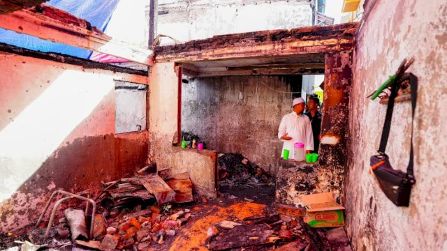 Gubernur Sulsel, Andi Sudirman Sulaiman Tinjau Lokasi Kebakaran di Jalan Baji Dakka, Kota Makassar.