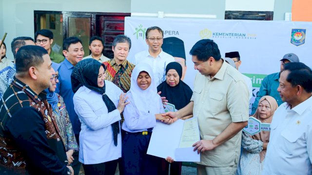 Wakil Gubernur Sulawesi Selatan, Fatmawati Rusdi, menghadiri penyerahan bantuan rumah subsidi kepada empat keluarga korban demonstrasi di Makassar.