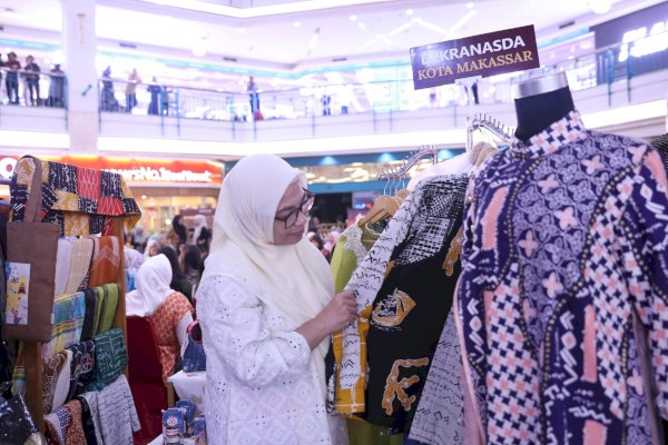 Dekranasda Makassar Pamerkan Tenun Bombang dan Tenun Lontara di Wastra Arajang 2025
