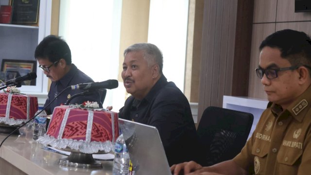 Bupati Pinrang H. A. Irwan Hamid, S.Sos saat memimpin Rapat Koordinasi di Ruang Rapat Bupati Pinrang, Selasa (16/9/2025).