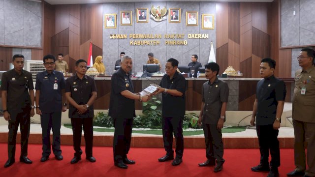 Bupati Pinrang H.A. Irwan Hamid, S.Sos, menghadiri Sidang Paripurna DPRD Pinrang.