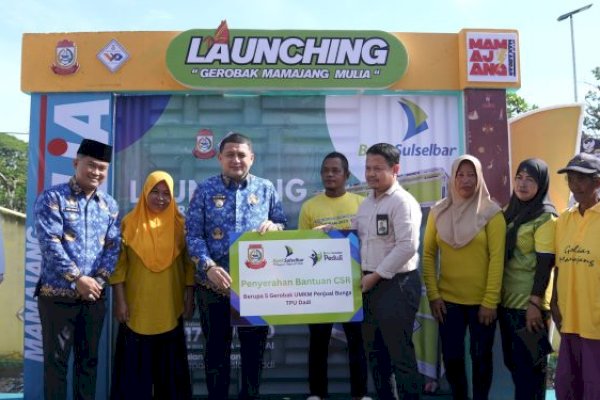 Tunjukkan Kepedulian ke Pelaku UMKM, Pemkot Makassar dan Bank Sulselbar Salurkan Bantuan Gerobak