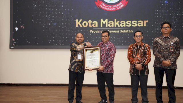 Wakil Menteri Komunikasi dan Digital, Nezar Patria, menyerahkan penghargaan kepada Kepala Dinas Komunikasi dan Informatika (Kominfo) Kota Makassar, Dr. Muhammad Roem.