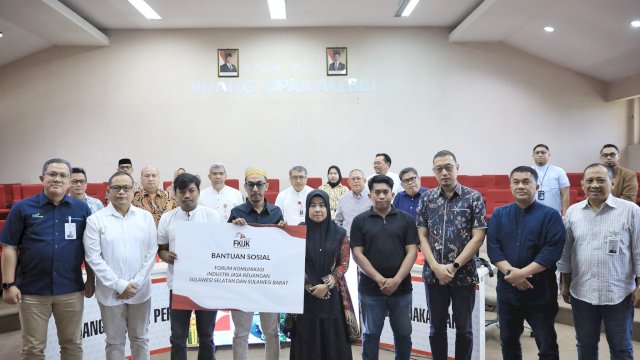 Pemkot Bareng FKIJK Sulselbar Berikan Bantuan Sosial ke Keluarga Korban Kerusuhan DPRD Makassar