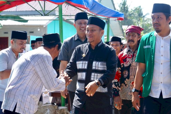 Di Hadapan Ribuan Masyarakat, Bupati Lutim Ibas Janjikan Perbaikan Permanen Asrama Ponpes