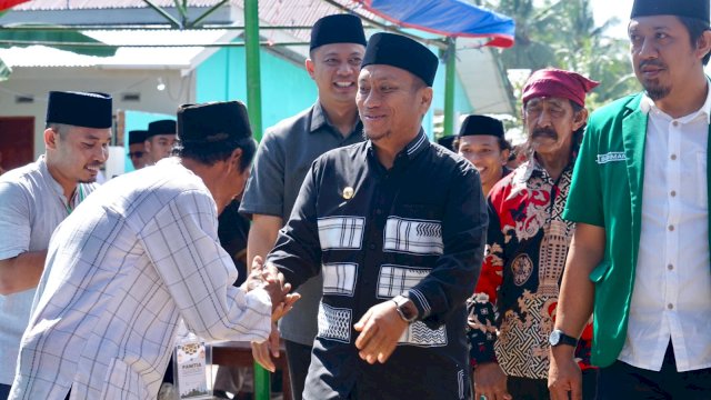 Di Hadapan Ribuan Masyarakat, Bupati Lutim Ibas Janjikan Perbaikan Permanen Asrama Ponpes