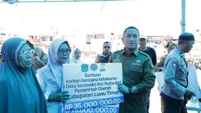 Bupati Luwu Timur, Irwan Bachri Syam menyalurkan bantuan dari Provinsi Sulawesi Selatan dan Pemerintah Kabupaten Luwu Timur.