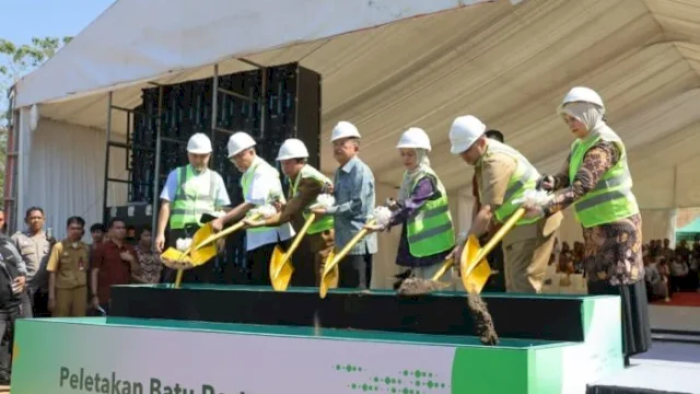 Munafri Dampingi JK Letakkan Batu Pertama di RS Islam Faisal