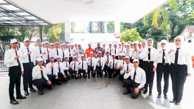 Gubernur Sulawesi Selatan Andi Sudirman Sulaiman melepas pemberangkatan Calon Praja Institut Pemerintahan Dalam Negeri (IPDN) XXXVI.