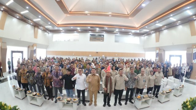 Wali Kota Makassar, Munafri Arifuddin, saat mendampingi Sekretaris Kementerian UMKM RI, Arif Rahman Hakim, dalam Rapat Koordinasi Regional Operasionalisasi dan Pengembangan Koperasi Desa/Kelurahan Merah Putih (KDKMP).