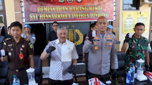 Bupati Pinrang H. A. Irwan Hamid, S.Sos hadir langsung pada kegiatan pemusnahan barang bukti tindak pidana narkotika di halaman Mapolres Pinrang.