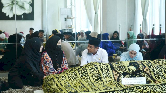 Gubernur Sulawesi Selatan, Andi Sudirman Sulaiman menyampaikan rasa duka cita mendalam atas berpulangnya Hj Maemunah, Ibunda Wakil Gubernur Sulsel, Fatmawati Rusdi.