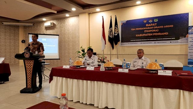 Plt. Kepala Badan Kesatuan Bangsa dan Politik Kabupaten Pinrang, A. Haswidy Rustam, SSTP., M.Si., saat membuka rapat koordinasi Timpora.