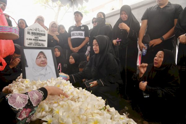 Ribuan Pelayat Iringi Pemakaman Ibunda Wagub Sulsel