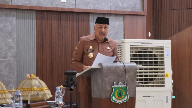Bupati Pinrang, H. A. Irwan Hamid, S.Sos saat menghadiri Rapat Paripurna DPRD Kabupaten Pinrang.