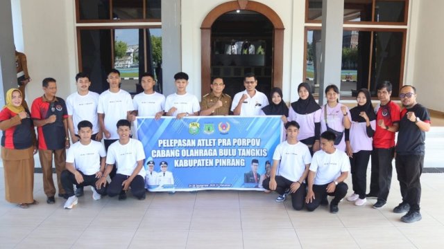 Wakil Bupati Pinrang, Sudirman Bungi, S.IP., M.Si., saat melepas kontingen bulu tangkis Kabupaten Pinrang.