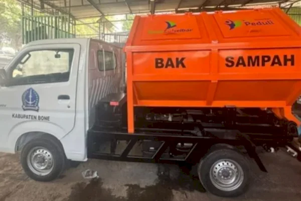 Bank Sulselbar Bantu Pemkab Bone Dua Unit Mobil Sampah