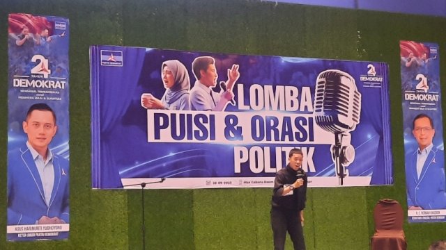 Pelajar SMA Muhammadiyah Makassar, Syifatullah Rezki Mauludy, saat menampilkan puisi.