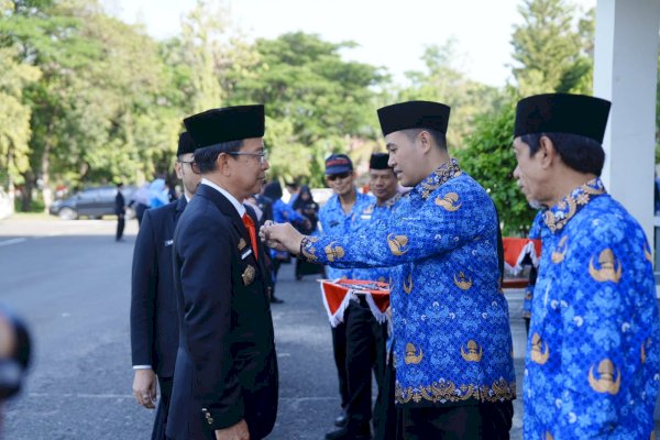 Bupati Yusran Lalogau Sematkan Satyalencana Karya Satya kepada 81 ASN Lingkup Pemkab Pangkep
