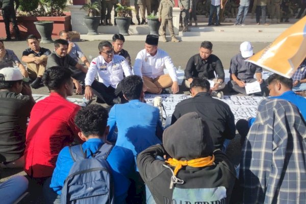 Mahasiswa Gelar Aksi di Pangkep, Ketua DPRD Haris Gani Turun Temui-Duduk Bersama di Jalan dan Beri Solusi