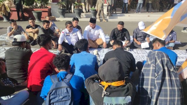 Ketua DPRD Haris Gani Duduk Bersama dan Beri Solusi ke Mahasiswa yang Demo.