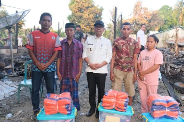 Bupati Soppeng Suwardi Haseng Salurkan Bantuan untuk Korban Kebakaran di Desa Masing