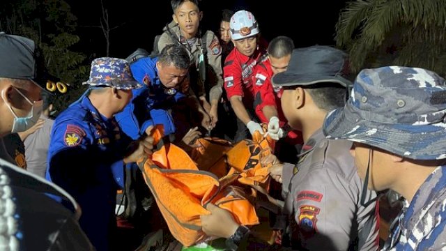 Evakuasi Korban Helikopter jatuh di Kalsel.