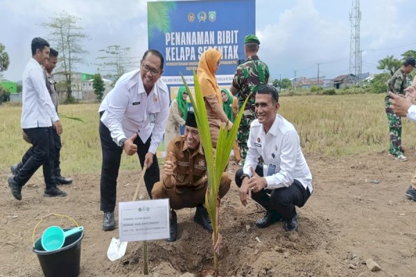 Dukung Program Nasional, Rutan Pangkep Tanam Kelapa di Jagong