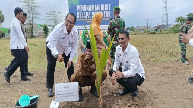 Dukung Program Nasional, Rutan Pangkep Tanam Kelapa di Jagong