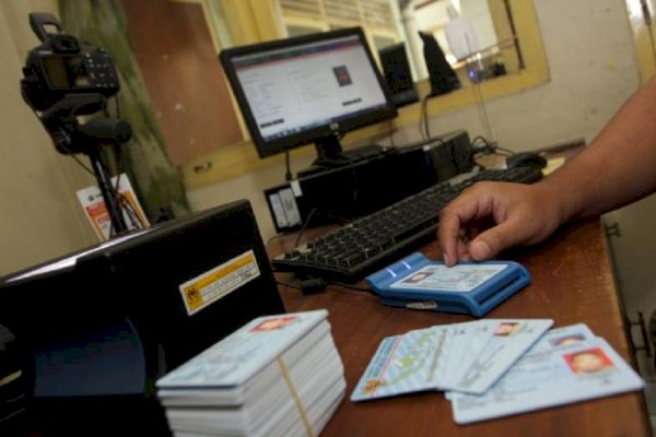 Dukcapil Lutim Rekam dan Cetak Warga Lansia dan Penyandang Disabilitas di Desa Watangpanau