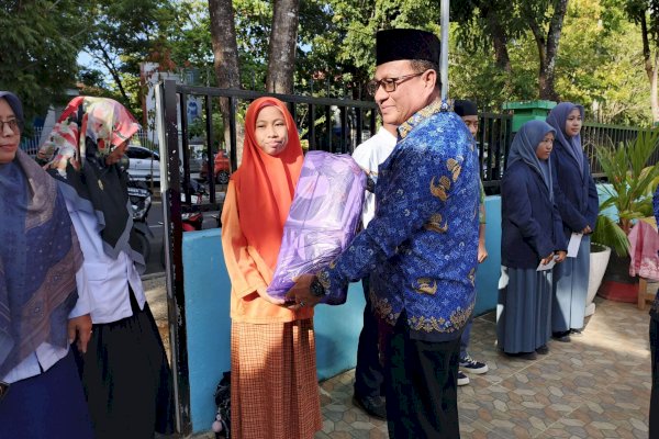 1.663 Siswa MTs Maros Terima Seragam Gratis