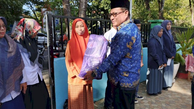 1.663 Siswa MTs Maros Terima Seragam Gratis