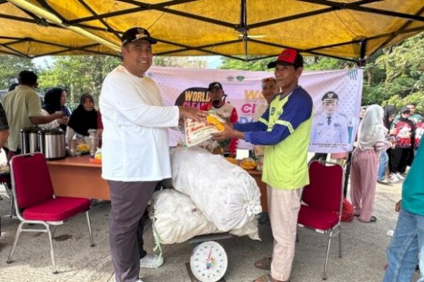 Pemkab Maros Peringati World Clean Up Day, Warga Tukar Sampah Dapat Beras dan Minyak