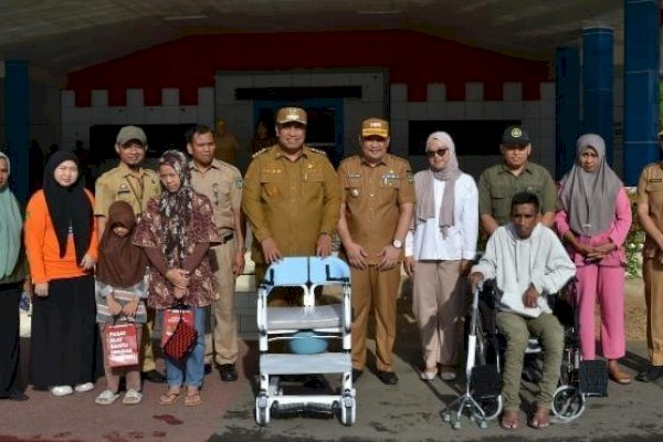 Bupati Maros Chaidir Syam Serahkan Bantuan Sosial untuk Warga Miskin