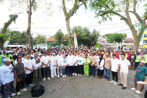 Gubernur Sulsel Serahkan Bantuan Sembako ke Satgas Kebersihan