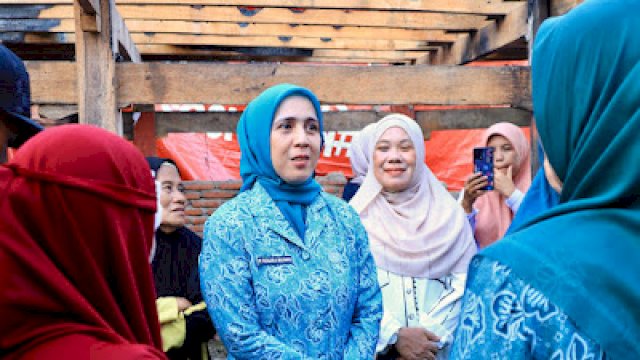 Ketua TP PKK Kabupaten Sinjai, Rozalina Andi Mahyanto didampingi Camat Sinjai Utara, Agus Salam, Lurah Lappa, A Rifai Aziz, menyambangi langsung korban kebakaran.