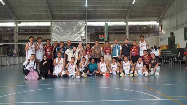 Sekda Sulsel Jufri Rahman Suntik Semangat Tim Basket di Laga Perdana PORNAS KORPRI 2025
