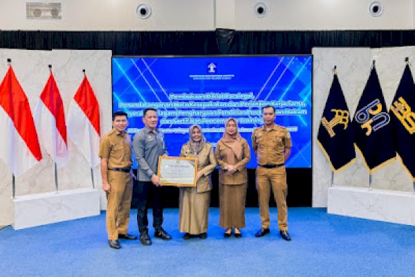 Bupati Sinjai Terima Penghargaan Posbakum 100% dari Kemenkum Sulsel