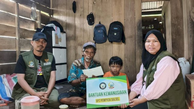 Rangga, siswa SD Inpres Borongbulo di Kecamatan Bontolempangan, Kabupaten Gowa, tinggal bersama kakeknya dalam keterbatasan.