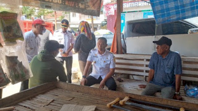 Wakil Bupati Sinjai, Andi Mahyanto Mazda turun langsung memimpin penertiban bangunan liar milik pedagang yang berdiri di area Pasar Sentral Sinjai.